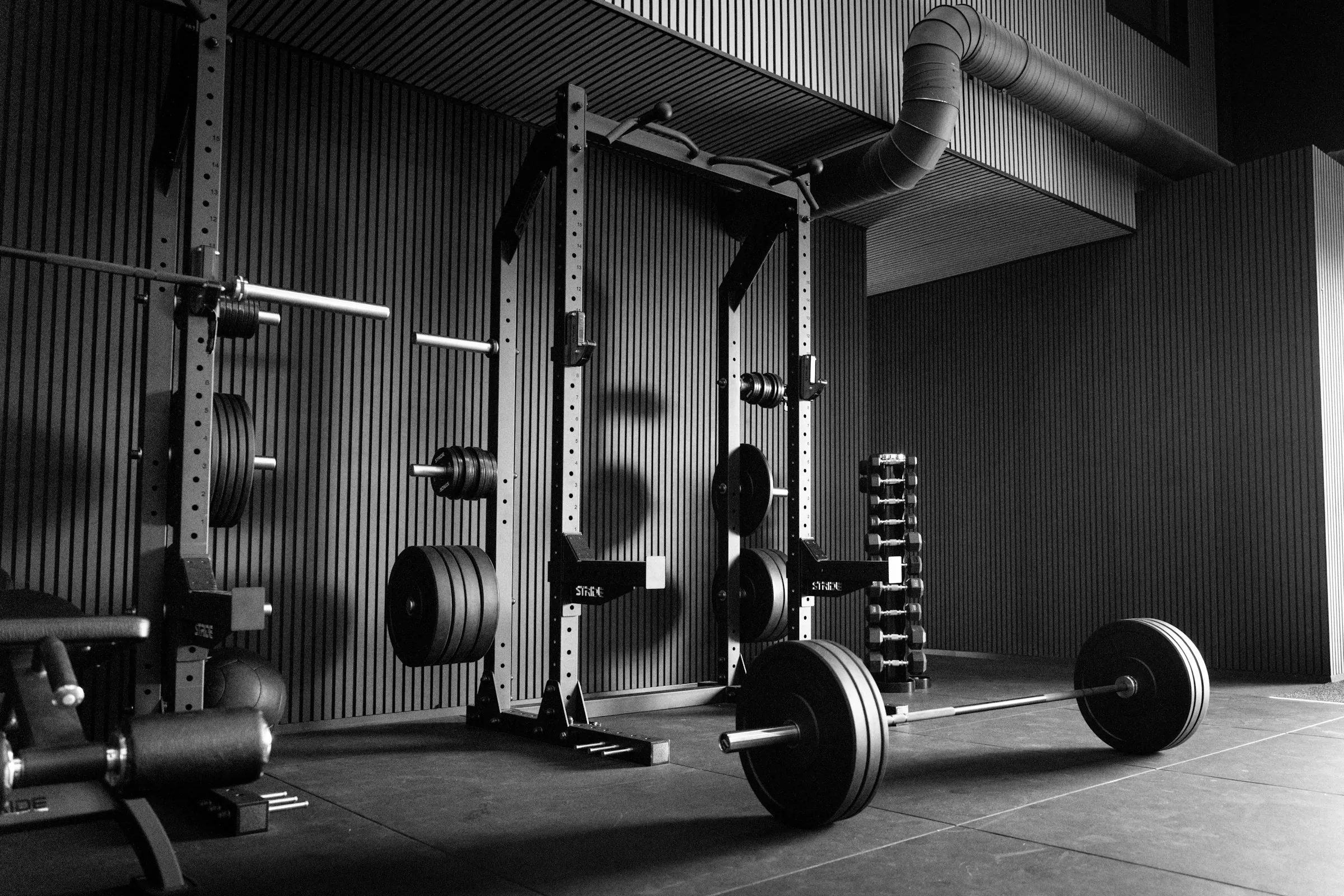 Un gimnasio vacío, en blanco y negro